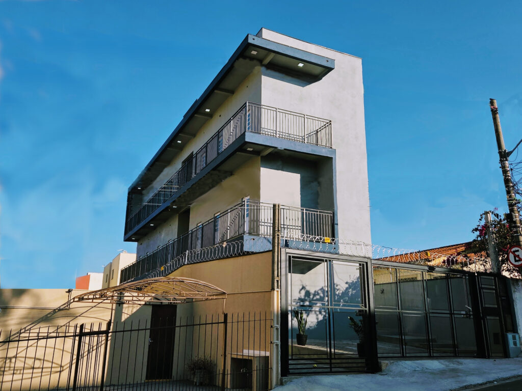 Fachada lateral e frontal